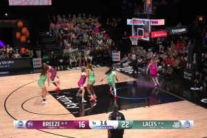 女篮天才小将再次完成实战扣篮 场边观战的KD笑得合不拢嘴