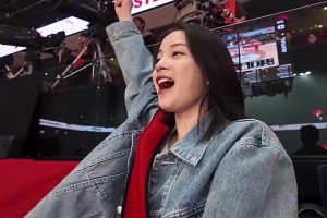 😍美女演员广濑铃现场为日本男篮助威！中国男篮罚球时被她尖叫干扰！