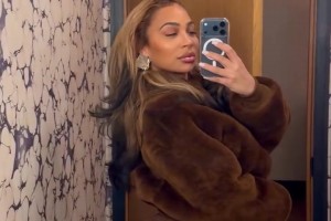 哈登女友对着镜子自拍，这臀部是登哥喜欢的类型！🙊